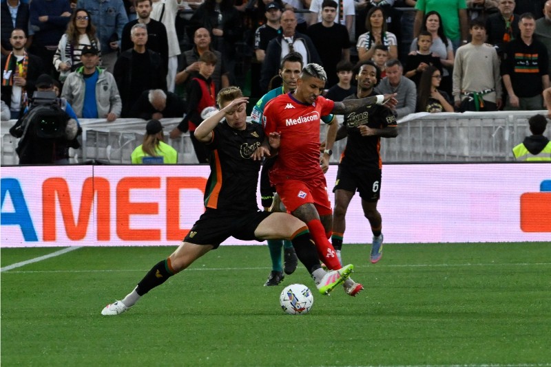 Venezia gặp khó trước Fiorentina